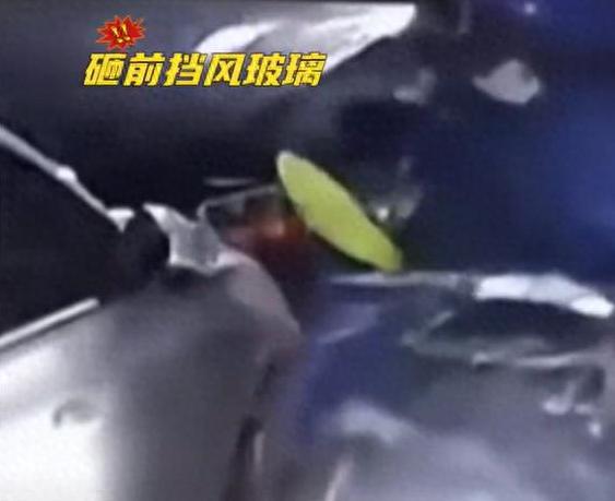 居心生嫉妒半夜偷偷拿着铁锤将车子砸毁九游会·j9网站男子过年开新车回家邻(图14)